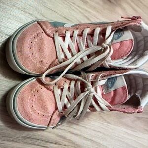 Chic high-tops in pastel floral shoes